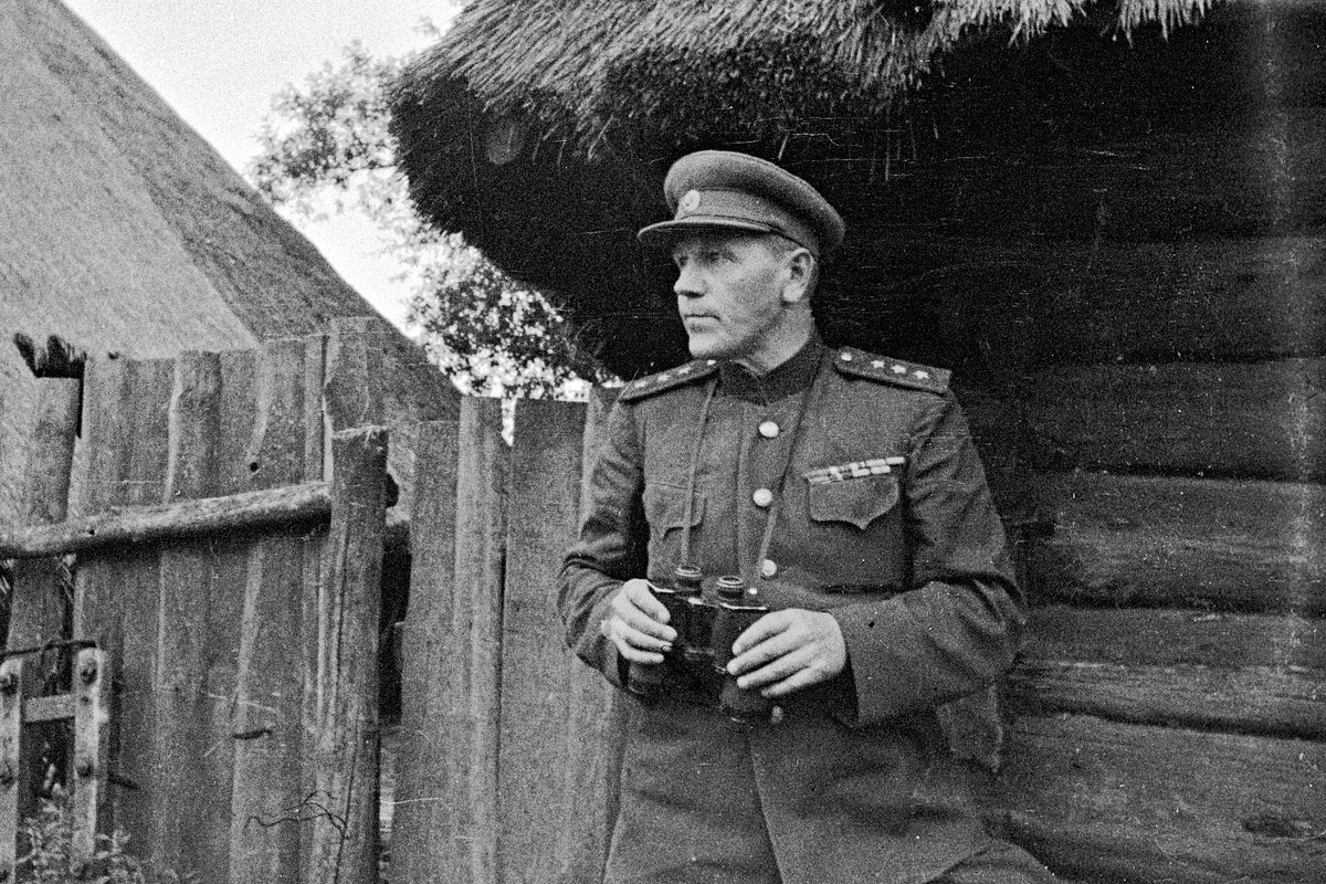 Генерал-полковник Александр Васильевич Горбатов удостоен звания Героя Советского Союза.