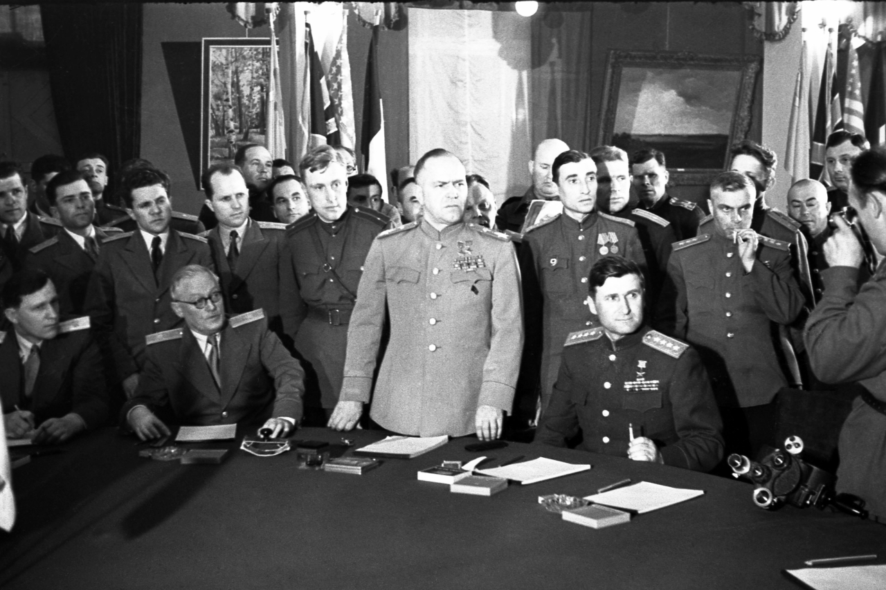 Подписан окончательный Акт о безоговорочной капитуляции Германии, а 9 мая объявлено Днем Победы.
