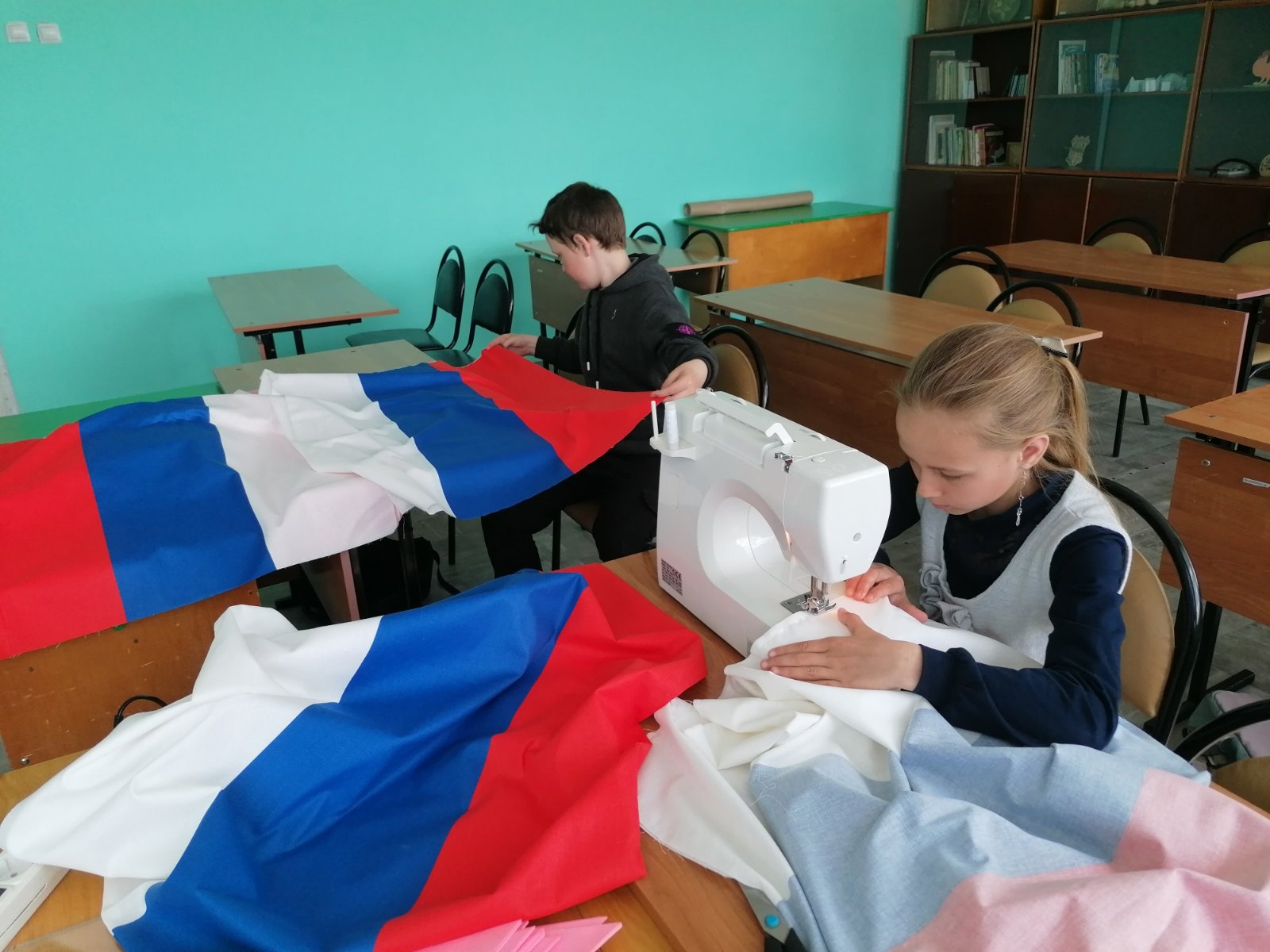 Обучающиеся Пановской средней школы шьют флаги к акции &quot;Флаги Победы&quot;.